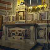 Ci avviciniamo all�abside che ospita l�altare maggiore in marmo...